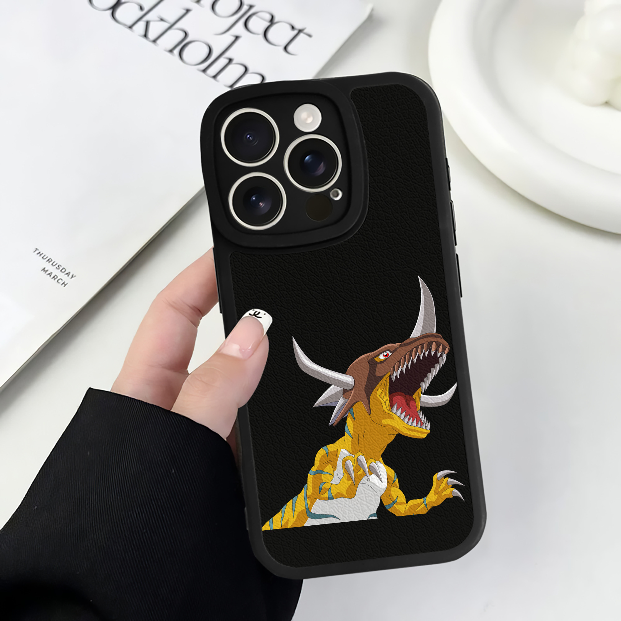（画像用） Digimon デジタルモンスター/デジモン 【iPhone 16シリーズ対応】シリコンスマホケース（レザー調） 材質：シリコン